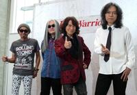 　開演前に取材に応じた（左から）高橋まこととＲＥＤ　ＷＡＲＲＩＯＲＳの小川清史、ＤＩＡＭＯＮＤ☆ＹＵＫＡＩ、木暮武彦