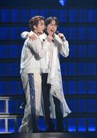 　肩を寄せ合い、ユニット曲「Ｌｏｎｅｌｙ　Ｓｔａｒｓ」を歌う吉澤閑也（左）と川島如恵留（撮影・伊藤笙子）