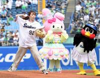 　華麗なフォームで投球する宇垣美里（撮影・佐藤厚）