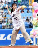 　華麗なフォームで投球する宇垣美里（撮影・佐藤厚）