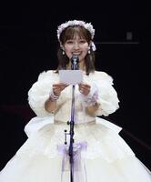 　ファンに挨拶するＢＥＹＯＯＯＯＯＮＤＳ・島倉りか（撮影・石井剣太郎）