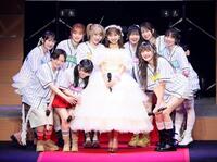 　ポーズを決める島倉りか（左から６人目）らＢＥＹＯＯＯＯＯＮＤＳ（撮影・石井剣太郎）