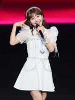 　ポーズを決めるＢＥＹＯＯＯＯＯＮＤＳ・島倉りか（撮影・石井剣太郎）