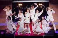 　会場を盛り上げる島倉りか（中央）らＢＥＹＯＯＯＯＯＮＤＳ（撮影・石井剣太郎）