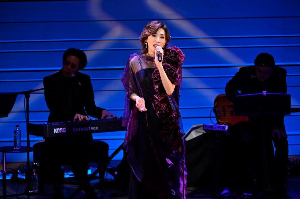 　麗しいドレス姿で熱唱する真琴つばさ