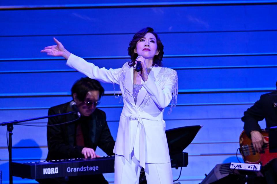 　麗しいセットアップ姿で熱唱を繰り広げる真琴つばさ