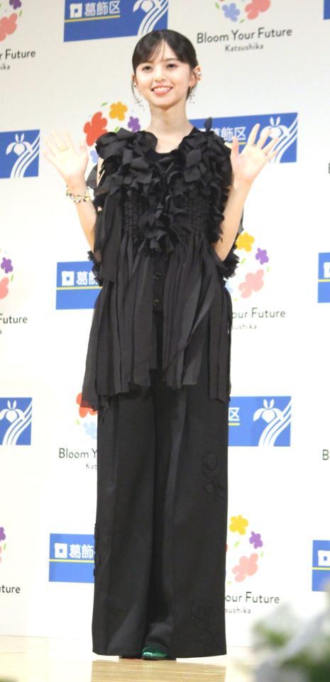 　手を振る齋藤飛鳥