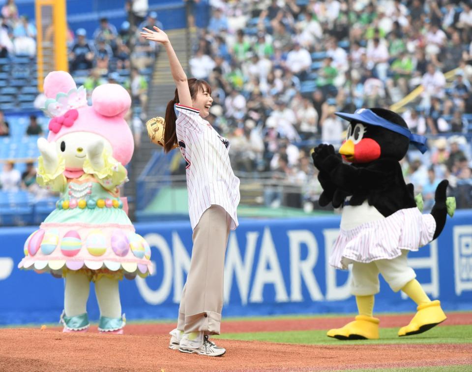 　ファーストピッチを終え、笑顔を見せる宇垣美里（撮影・佐藤厚）