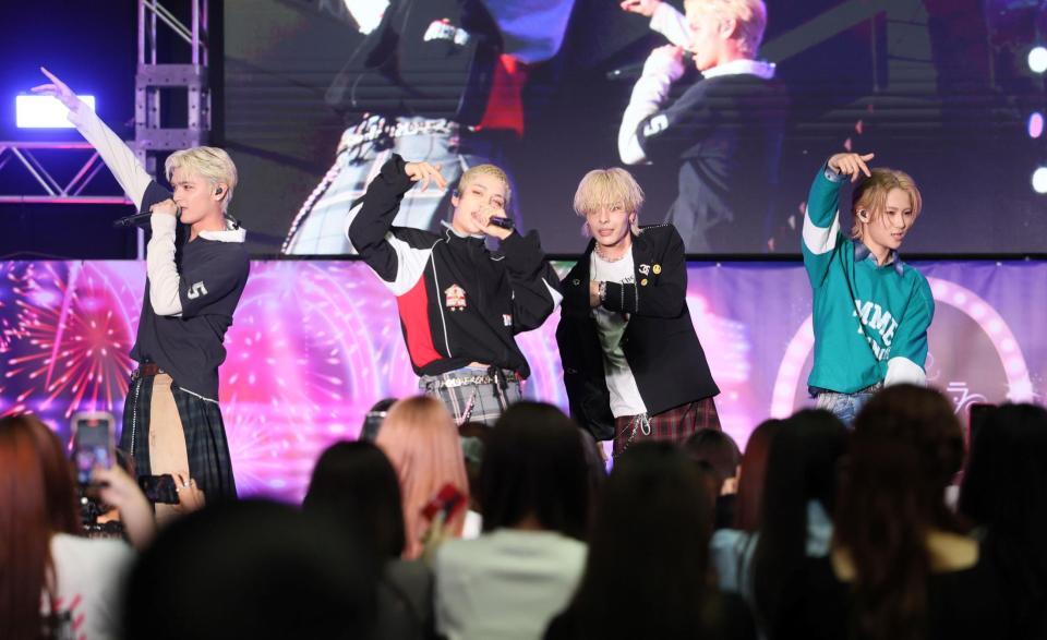 　会場を盛り上げるＷＯＬＦ　ＨＯＷＬ　ＨＡＲＭＯＮＹ（撮影・石井剣太郎）