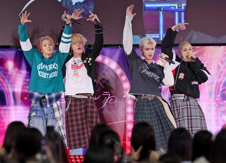 　会場を盛り上げるＷＯＬＦ　ＨＯＷＬ　ＨＡＲＭＯＮＹ（撮影・石井剣太郎）