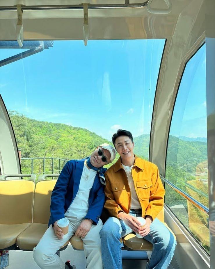 チョン・イルの公式インスタグラム＠ｊｉｌｗｗｗより　（左から）漫画家のホ・ヨンマン画伯、チョン・イル