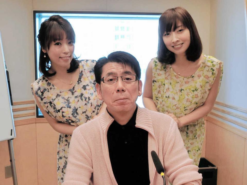 　ユニット「照美＆奈々絵」の室照美（左）と小林奈々絵（右）と作詞家デビューした吉田照美=２０１４年