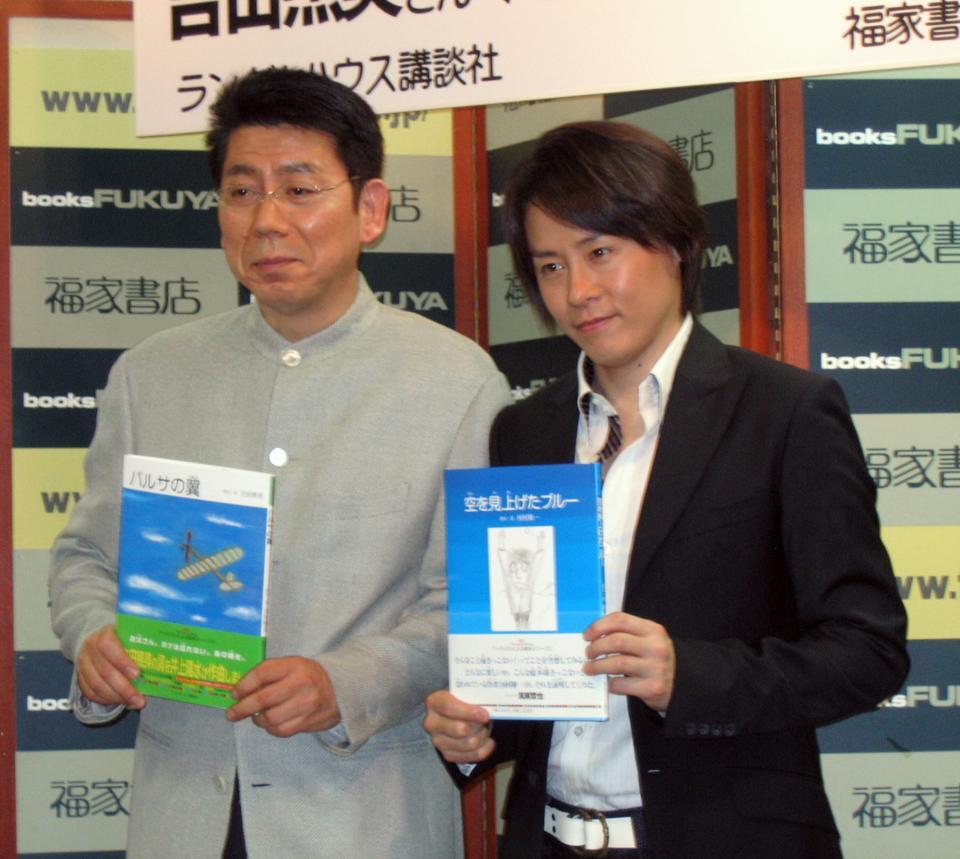 　絵本を発売した河村隆一（右）と吉田照美=２００７年