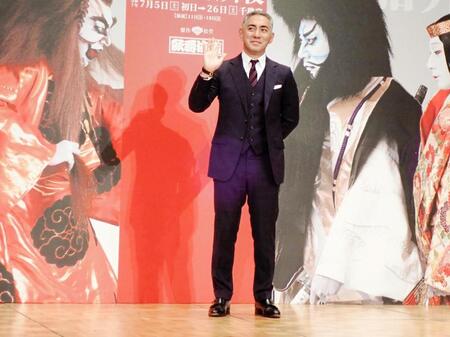 　「七月大歌舞伎」の取材会で手を振る市川團十郎
