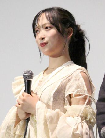 　舞台あいさつに登壇したＡＫＢ４８の小栗有以