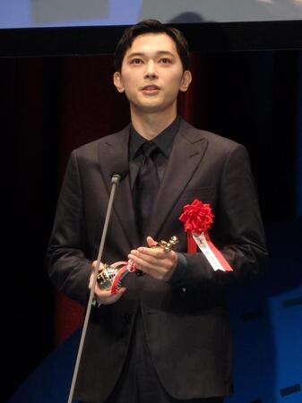 　スピーチを行う吉沢亮