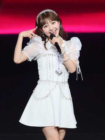 　ポーズを決めるＢＥＹＯＯＯＯＯＮＤＳ・島倉りか（撮影・石井剣太郎）