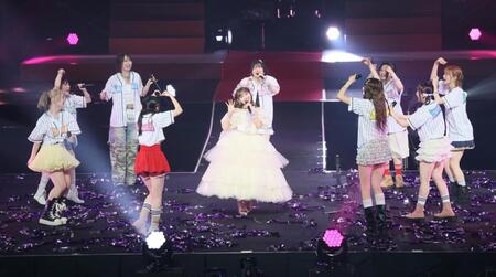 　会場を盛り上げる島倉りか（中央）らＢＥＹＯＯＯＯＯＮＤＳ（撮影・石井剣太郎）