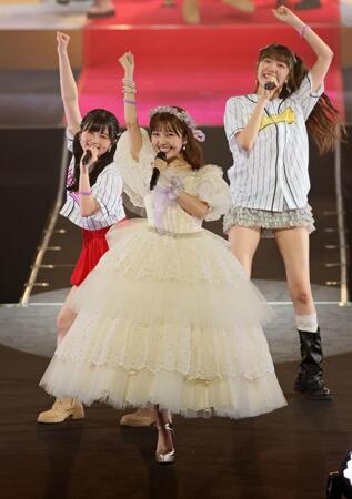 　会場を盛り上げるＢＥＹＯＯＯＯＯＮＤＳ・島倉りか（中央）＝撮影・石井剣太郎