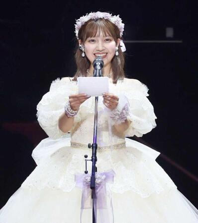 　ファンに挨拶するＢＥＹＯＯＯＯＯＮＤＳ・島倉りか（撮影・石井剣太郎）