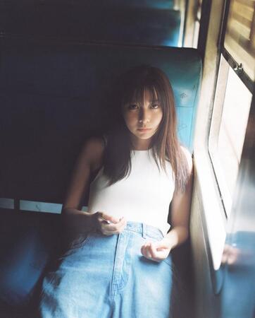 　上白石萌歌の写真集内カット©松岡一哲／講談社