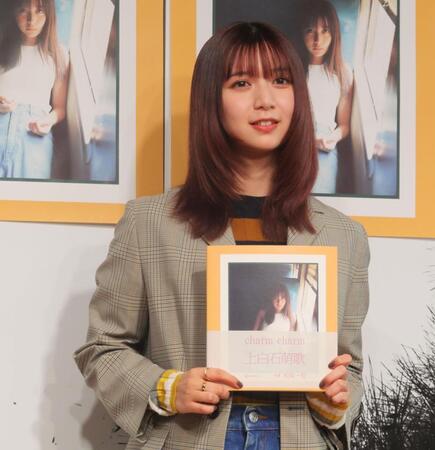 　お気に入りカットをアピールする上白石萌歌