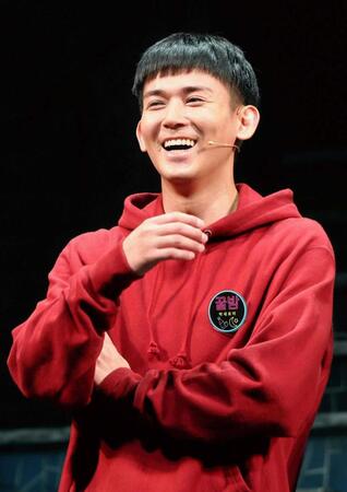 　会見するＷＥＳＴ．の小瀧望