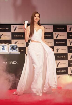 　新商品をＰＲするリン・チーリン（撮影・石井剣太郎）