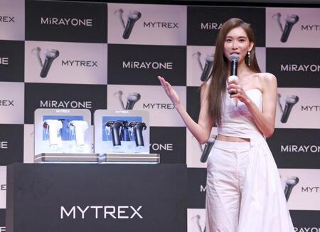 　新商品をＰＲするリン・チーリン（撮影・石井剣太郎）