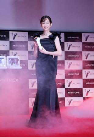 　新商品をＰＲする前田敦子（撮影・石井剣太郎）