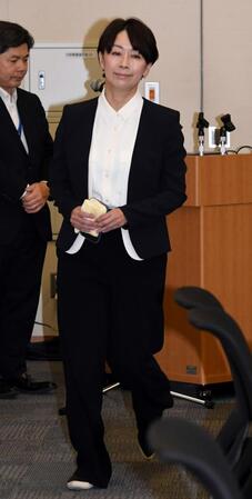 　会見場に入る山尾志桜里元衆院議員（撮影・佐藤厚）