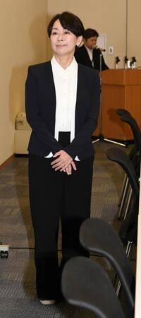 　会見前に写真撮影に応じる山尾志桜里元衆院議員（撮影・佐藤厚）