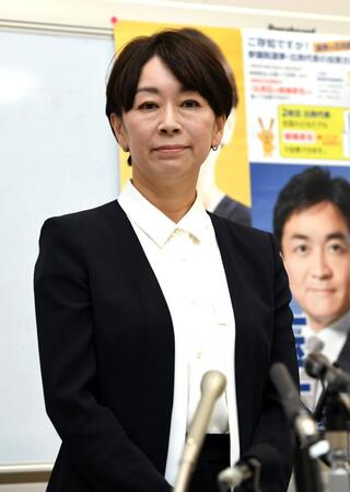 　会見前に写真撮影に応じる山尾志桜里元衆院議員（撮影・佐藤厚）