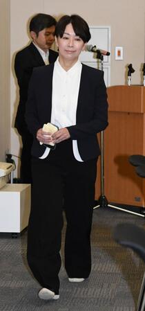 　会見場に入る山尾志桜里元衆院議員（撮影・佐藤厚）