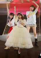 　会場を盛り上げるＢＥＹＯＯＯＯＯＮＤＳ・島倉りか（中央）＝撮影・石井剣太郎