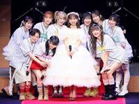 　笑顔を見せる島倉りか（中央）らＢＥＹＯＯＯＯＯＮＤＳ（撮影・石井剣太郎）