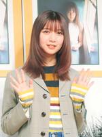 　手を振る上白石萌歌