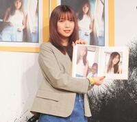 　お気に入りカットをアピールする上白石萌歌