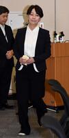 　会見場に入る山尾志桜里元衆院議員（撮影・佐藤厚）
