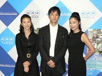 　（左から）戸田菜穂、西島秀俊、浅野温子＝２００７年