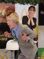 　恐竜のモノマネをするリリー（手前）と笑顔の菅井友香