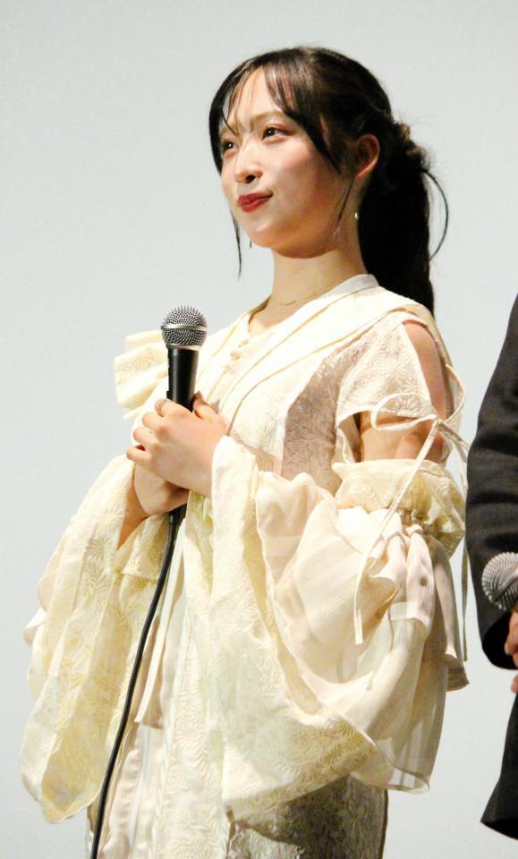 　舞台あいさつに登壇したＡＫＢ４８の小栗有以