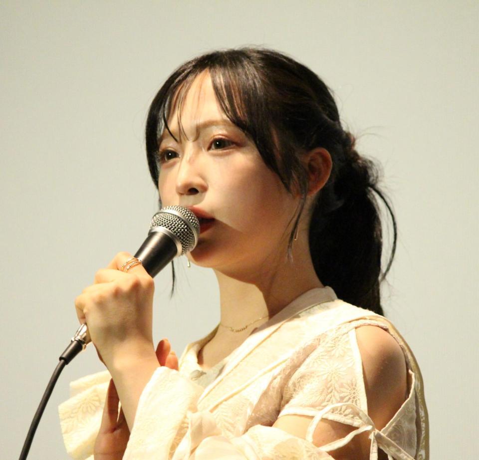 　舞台あいさつに登壇したＡＫＢ４８の小栗有以