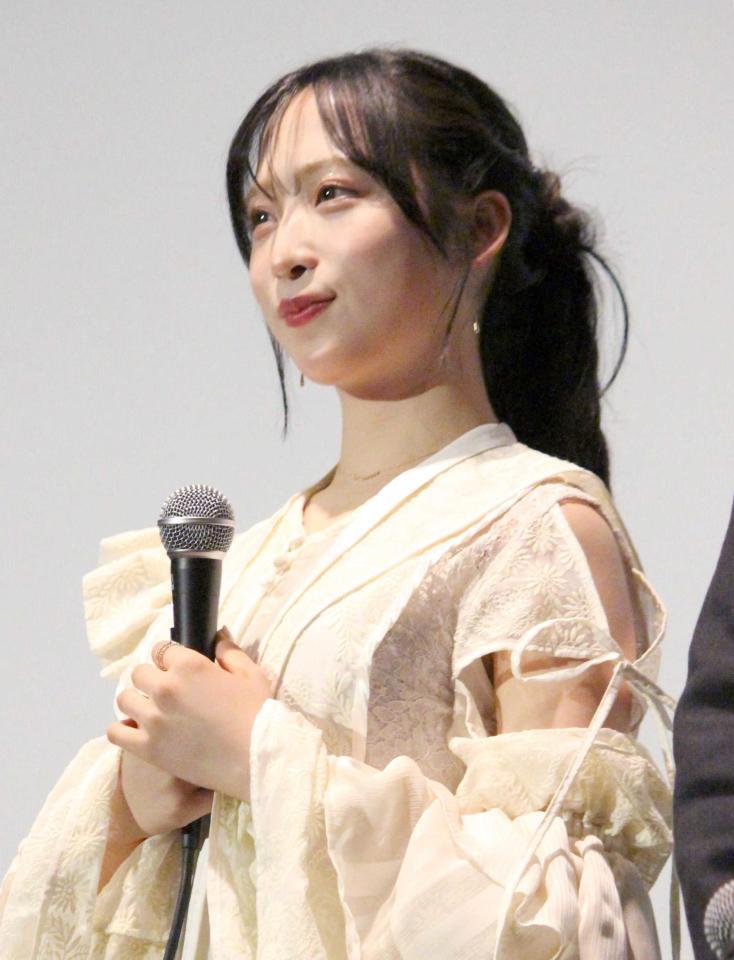 　舞台あいさつに登壇したＡＫＢ４８の小栗有以