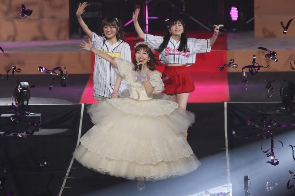 　会場を盛り上げるＢＥＹＯＯＯＯＯＮＤＳ・島倉りか（中央）＝撮影・石井剣太郎