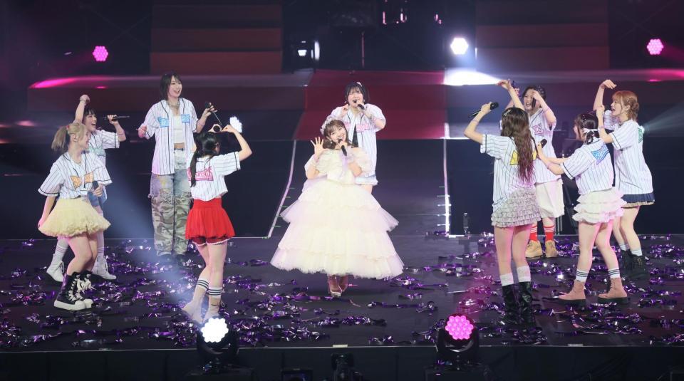 　会場を盛り上げる島倉りか（中央）らＢＥＹＯＯＯＯＯＮＤＳ（撮影・石井剣太郎）