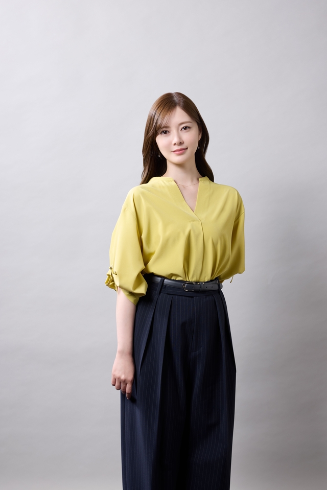 　変人研究員を演じる白石麻衣