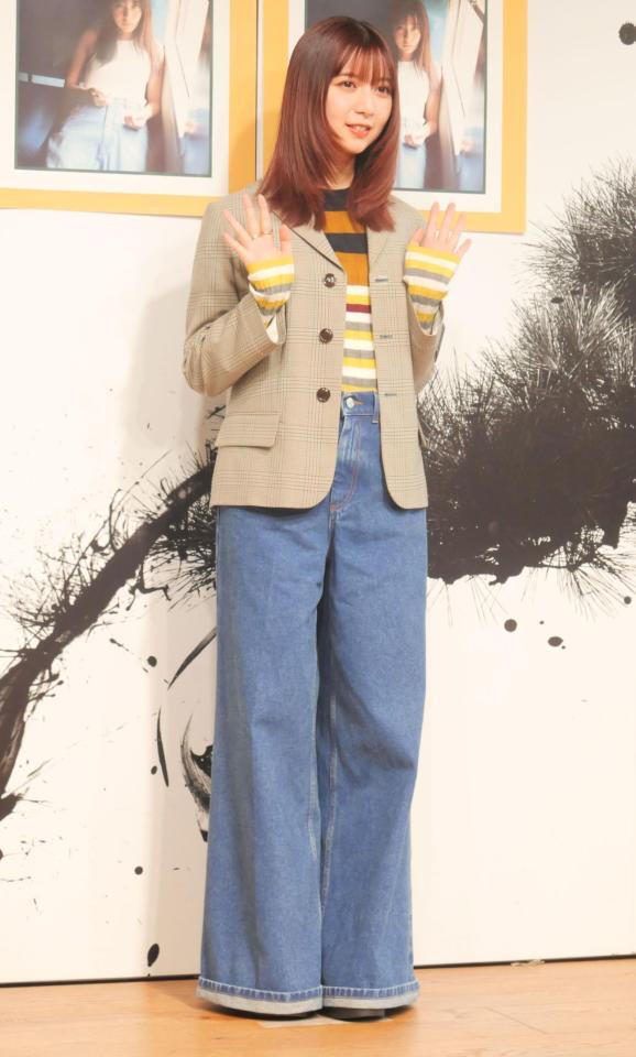 　お気に入りカットをアピールする上白石萌歌