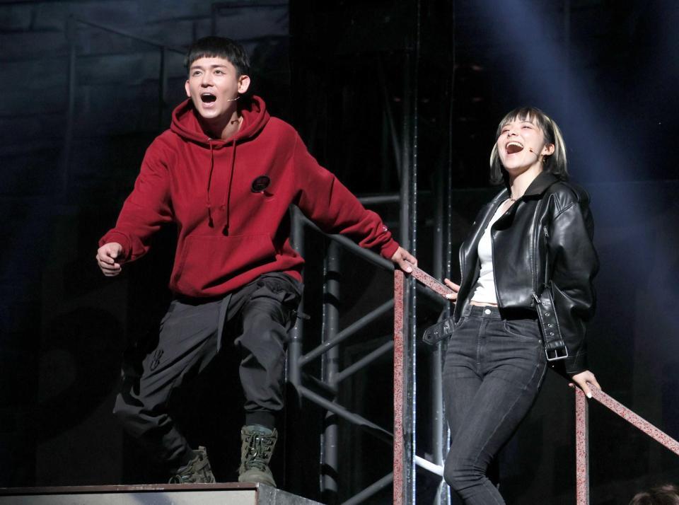 　熱演するＷＥＳＴ．の小瀧望（左）とｓａｒａ