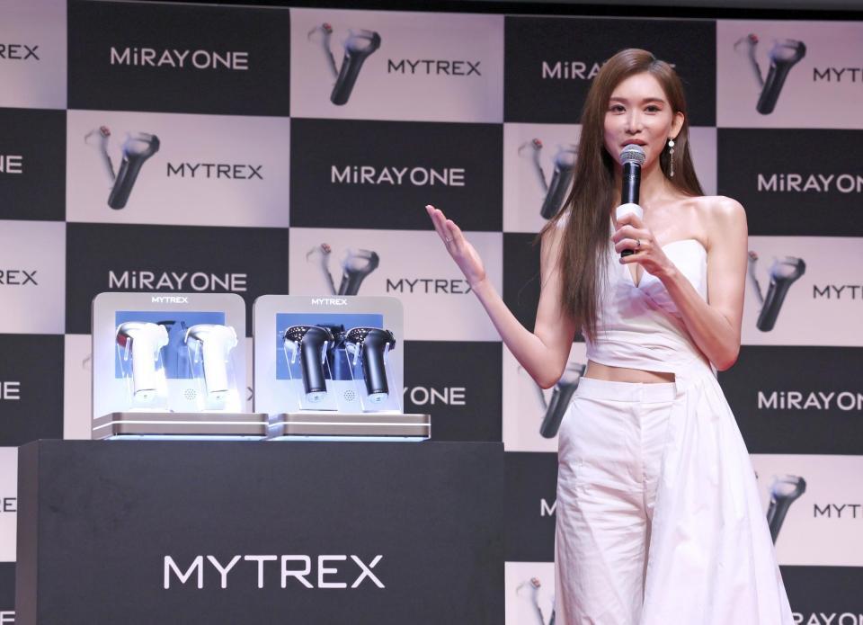 　新商品をＰＲするリン・チーリン（撮影・石井剣太郎）